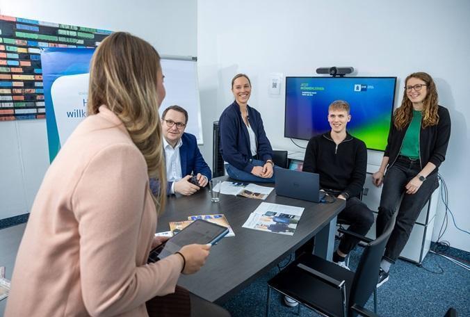 Symbolbild: Stellenanzeige der Kammer IHK Lüneburg-Wolfsburg, Referent/Berater (w/m/d) Bildungspolitik und Fachkräftesicherung